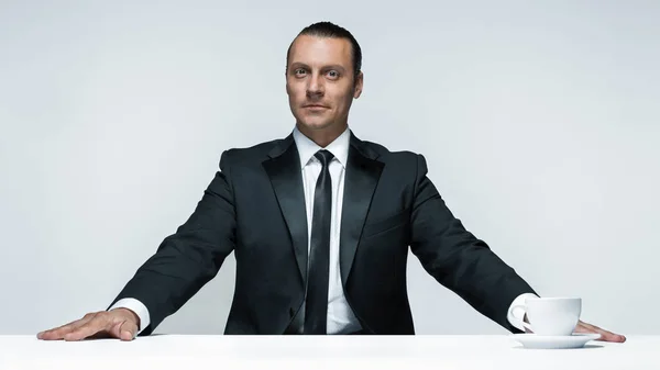 Atrakcyjny mężczyzna w czarnym garniturze na białym tle — Zdjęcie stockowe
