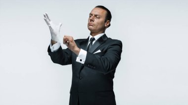 Hizmetinizdeyim, iyi giyinmiş kopya alanı ile beyaz arka plan üzerinde izole siparişleri için bekleyen adam