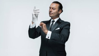 Hizmetinizdeyim, iyi giyinmiş kopya alanı ile beyaz arka plan üzerinde izole siparişleri için bekleyen adam