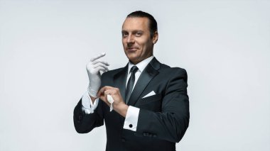 Hizmetinizdeyim, iyi giyinmiş kopya alanı ile beyaz arka plan üzerinde izole siparişleri için bekleyen adam