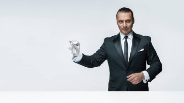 Hizmetinizdeyim, iyi giyinmiş kopya alanı ile beyaz arka plan üzerinde izole siparişleri için bekleyen adam