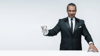 Hizmetinizdeyim, iyi giyinmiş kopya alanı ile beyaz arka plan üzerinde izole siparişleri için bekleyen adam