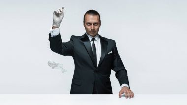 Hizmetinizdeyim, iyi giyinmiş kopya alanı ile beyaz arka plan üzerinde izole siparişleri için bekleyen adam