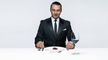 Kanlı Halloween Tema: bir bıçak, çatal ve et ile çılgın adam