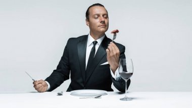 Kanlı Halloween Tema: bir bıçak, çatal ve et ile çılgın adam