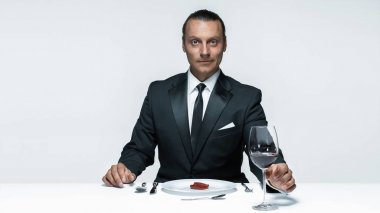 Kanlı Halloween Tema: bir bıçak, çatal ve et ile çılgın adam