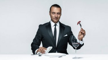 Kanlı Halloween Tema: bir bıçak, çatal ve et ile çılgın adam