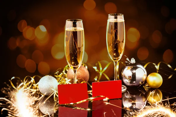 圣诞节和新年的庆祝与香槟。新年假期装饰表。两只香槟玻璃杯 — 图库照片