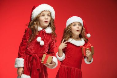 Noel Baba şapkaları ile hediye kutuları stüdyoda'de iki mutlu kız