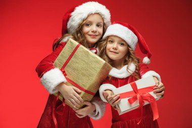 Noel Baba şapkaları ile hediye kutuları stüdyoda'de iki mutlu kız