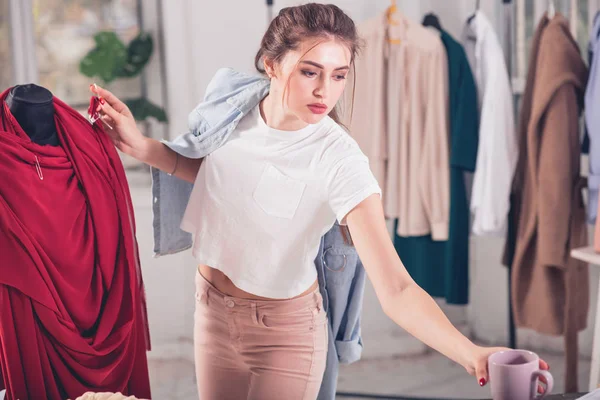 Diseñadores de moda trabajando en el estudio sentados en el escritorio — Foto de Stock