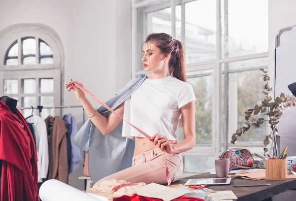 Diseñadores de moda trabajando en el estudio sentados en el escritorio — Foto de Stock