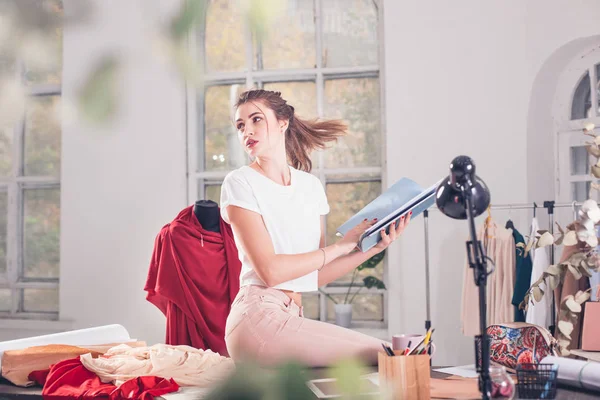 Diseñadores de moda trabajando en el estudio sentados en el escritorio — Foto de Stock