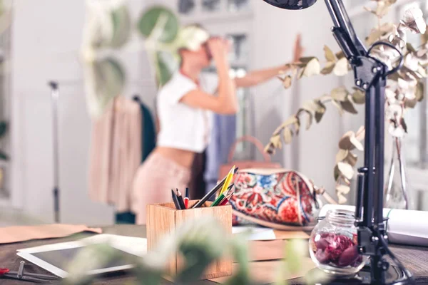 Modeskapare som arbetar i studio sittande på skrivbordet — Stockfoto
