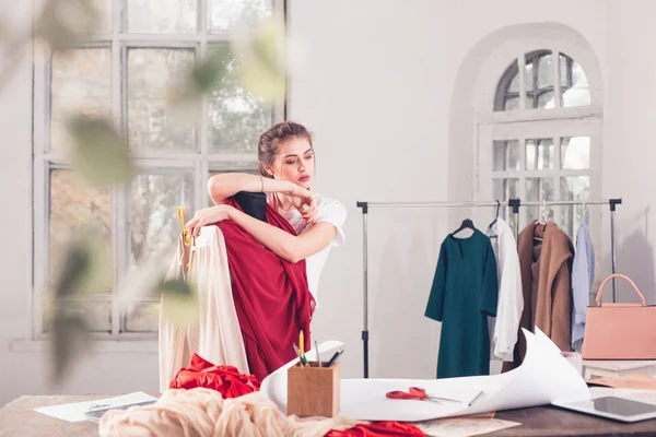 Diseñadores de moda trabajando en el estudio sentados en el escritorio — Foto de Stock