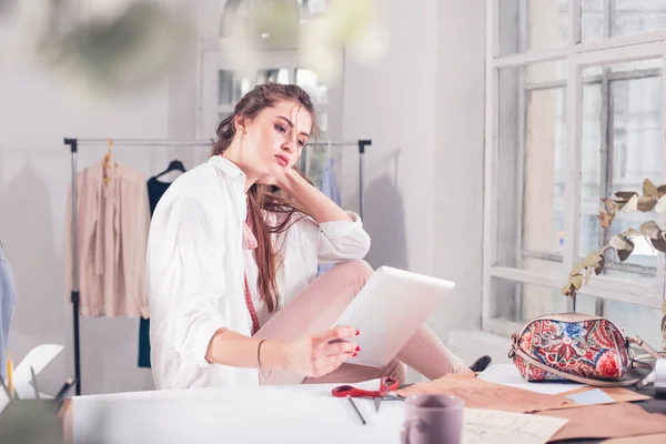 Diseñadores de moda trabajando en el estudio sentados en el escritorio — Foto de Stock