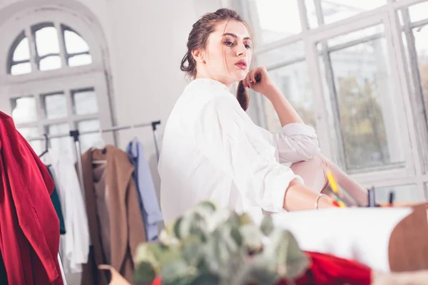 Diseñadores de moda trabajando en el estudio sentados en el escritorio — Foto de Stock