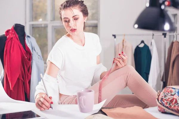 Modeontwerpers werken in studio zittend op het bureau — Stockfoto