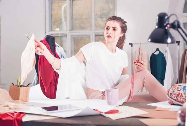 Diseñadores de moda trabajando en el estudio sentados en el escritorio — Foto de Stock