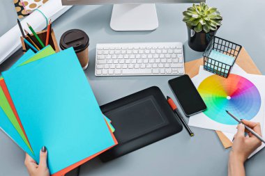 Laptop, boş levha, çiçek, dijital kalem ve tabla rötuş için pot ile not etmek ile gri Resepsiyon