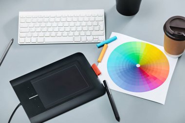 Laptop, boş levha, çiçek, dijital kalem ve tabla rötuş için pot ile not etmek ile gri Resepsiyon