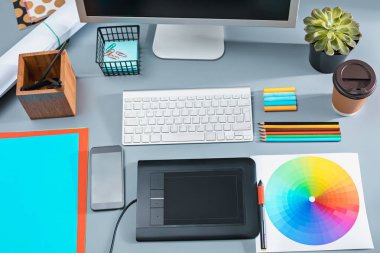 Laptop, boş levha, çiçek, dijital kalem ve tabla rötuş için pot ile not etmek ile gri Resepsiyon