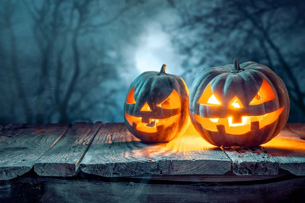 Halloween pumpkins mavi zemin üzerine — Stok fotoğraf