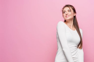 Mutlu duygularla genç kadının portresi