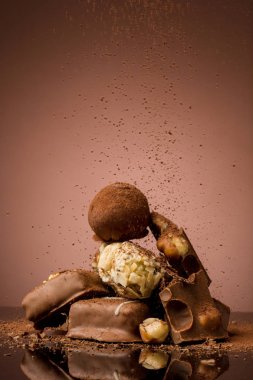 Kırık çikolata yığını