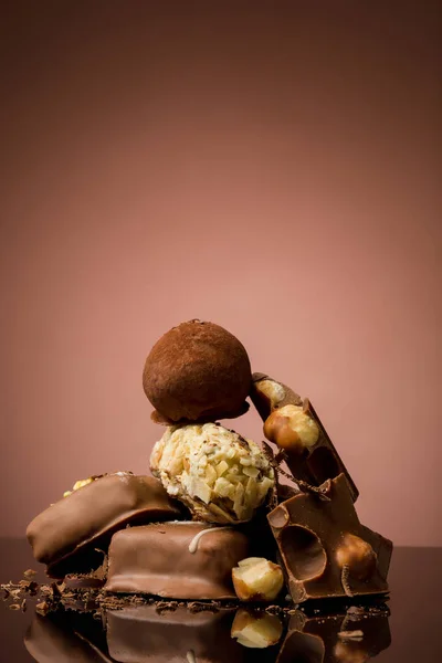 Pilha Chocolate Quebrado Mesa Contra Fundo Estúdio Marrom — Fotografia de Stock