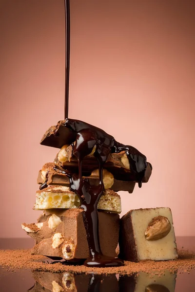 Kırık Çikolata Kahverengi Studio Arka Plan Sıcak Çikolata Sprey Karşı — Stok fotoğraf