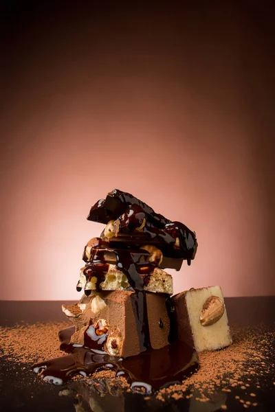 Pilha de chocolate quebrado — Fotografia de Stock