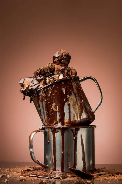 Kırık Metal Çevrelerde Içinde Çikolata Sıcak Çikolata Sprey Yığını — Stok fotoğraf