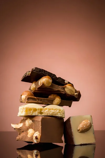 Kırık çikolata yığını — Stok fotoğraf