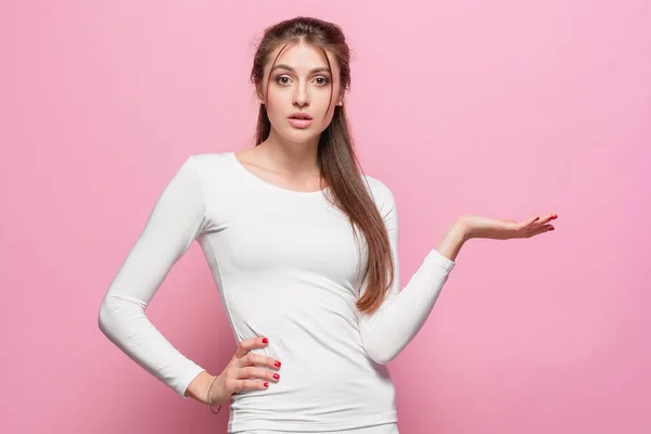 La joven mujer de negocios frustrado serio hermoso sobre fondo rosa —  Fotos de Stock