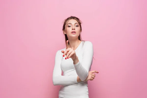 La giovane donna d'affari frustrata seria bella su sfondo rosa — Foto Stock