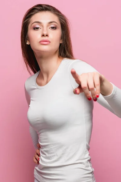La joven mujer de negocios frustrado serio hermoso sobre fondo rosa —  Fotos de Stock