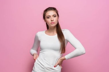 Gurur ve kibirli duyguları ile genç kadının portresi