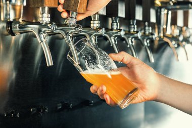 Barmen büyük lager bira dokunun içinde dökme el.