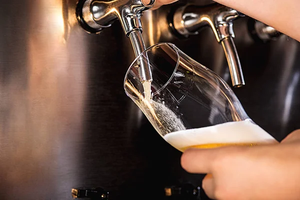 Mão do barman derramando uma grande cerveja lager na torneira . — Fotografia de Stock
