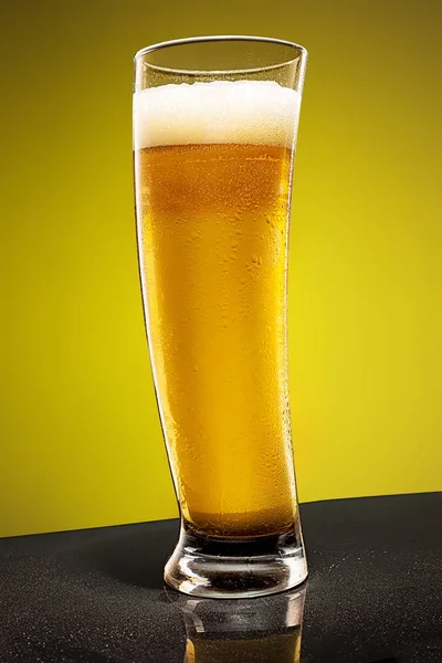 Bardak soğuk köpüklü lager bira eski ahşap masa — Stok fotoğraf