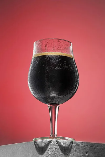 Glas koud schuimig donker bier op een oud houten tafel — Stockfoto