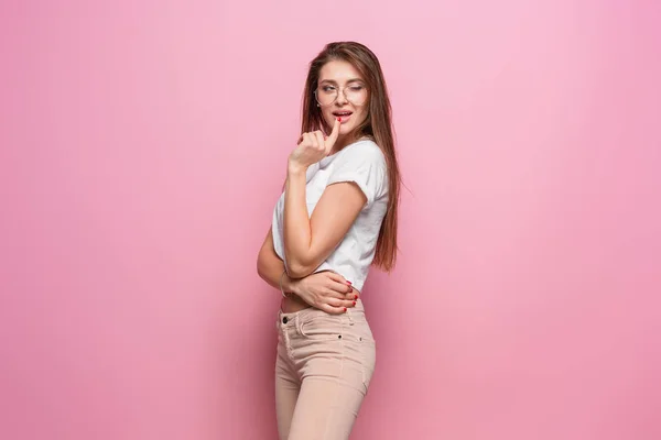 Mujer sensual de moda sexy bastante joven posando sobre fondo rosa vestida con jeans de estilo hipster —  Fotos de Stock