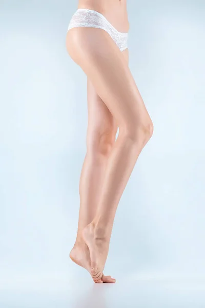 Gambe femminili perfette in biancheria intima . — Foto Stock