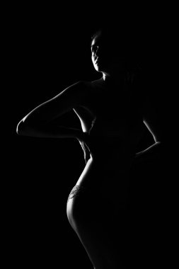 siyah beyaz iç çamaşırı, sportif, genç ve seksi kadın silüeti