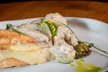 Bir tipik tortilla de patatas, İspanyol omleti, küme bir tablo ile bir tabak portre