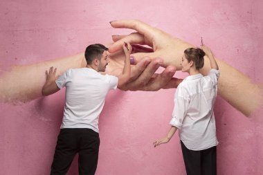 Kolaj hakkında bir şeyler pembe duvarda yazıyor Çift