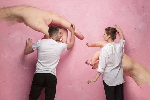 A colagem sobre o casal escrever algo em uma parede rosa — Fotografia de Stock