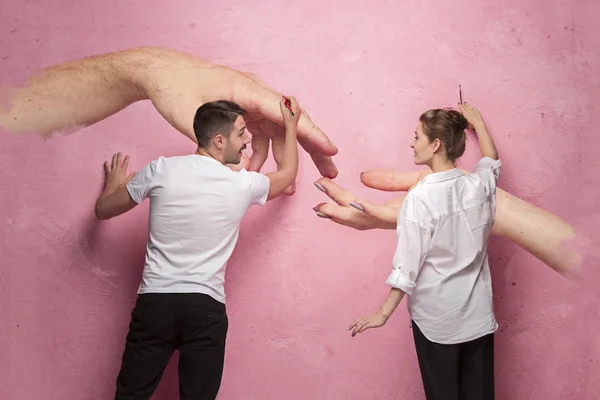 A colagem sobre o casal escrever algo em uma parede rosa — Fotografia de Stock