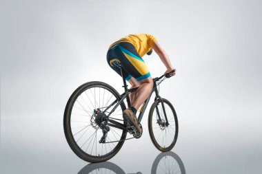 Bisikletçi gri, stüdyo vurdu.